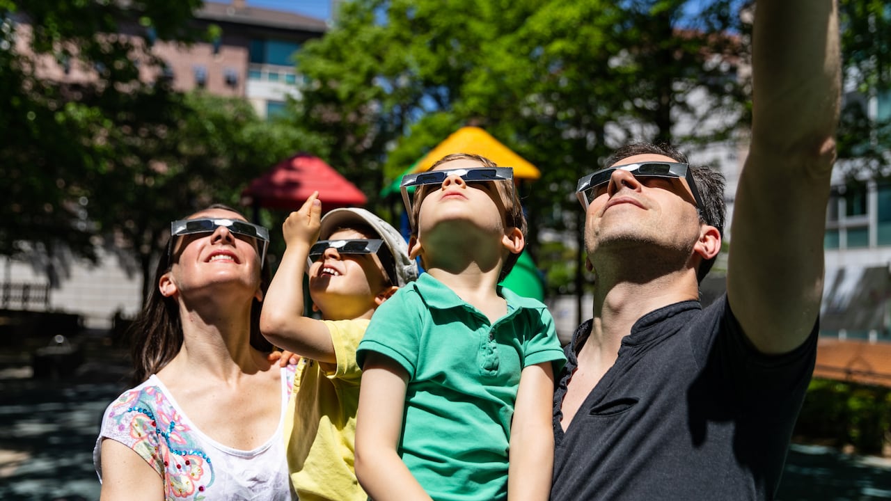 Mantener a los niños hidratados durante un eclipse solar es esencial.