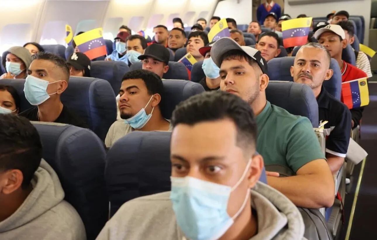 Venezolanos que venían en el vuelo de deportación desde México