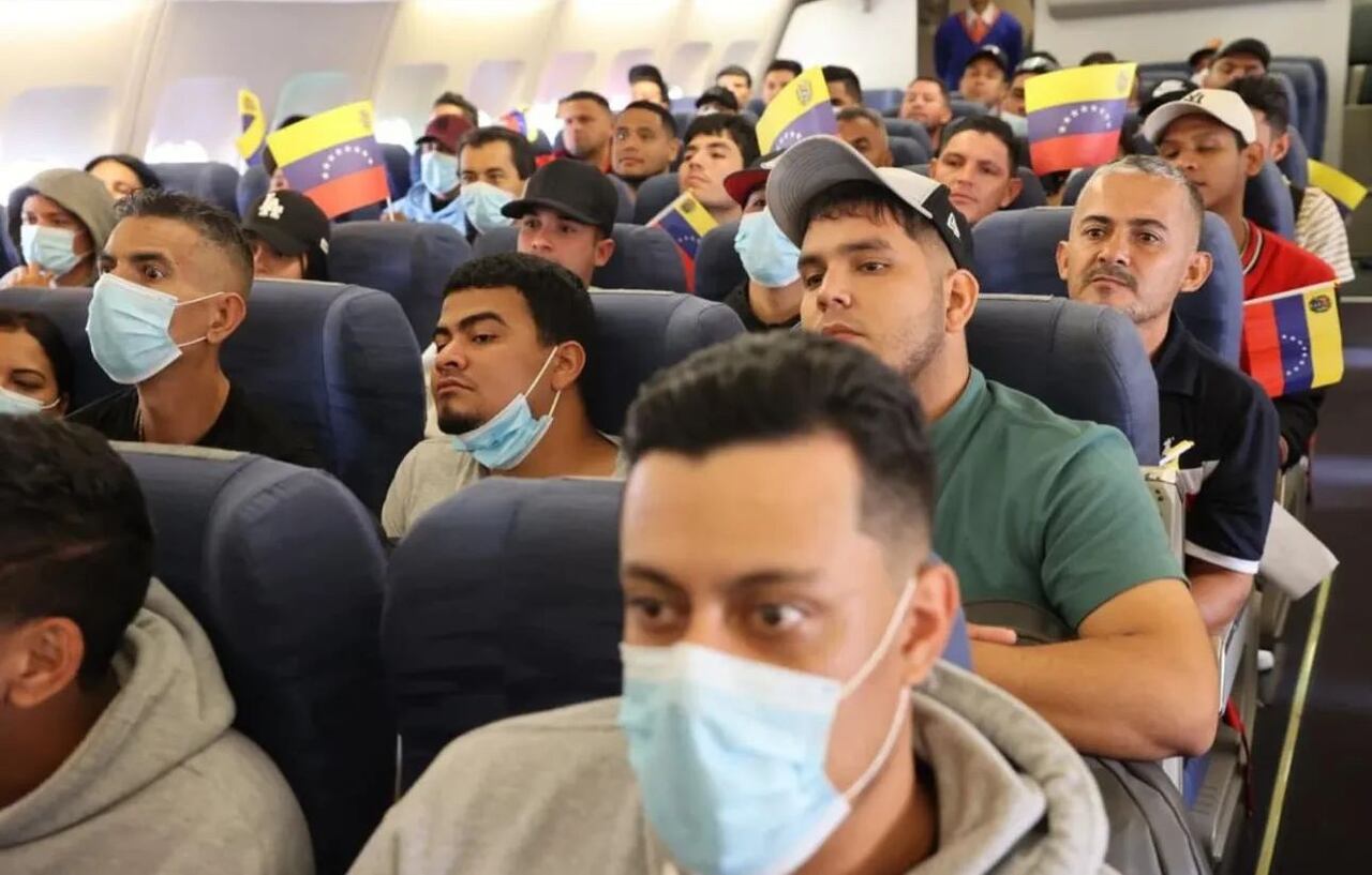 Venezolanos que venían en el vuelo de deportación desde México