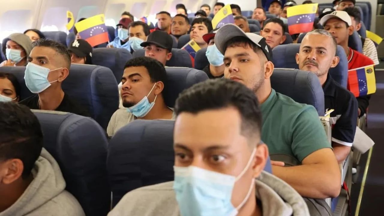 Venezolanos que venían en el vuelo de deportación desde México
