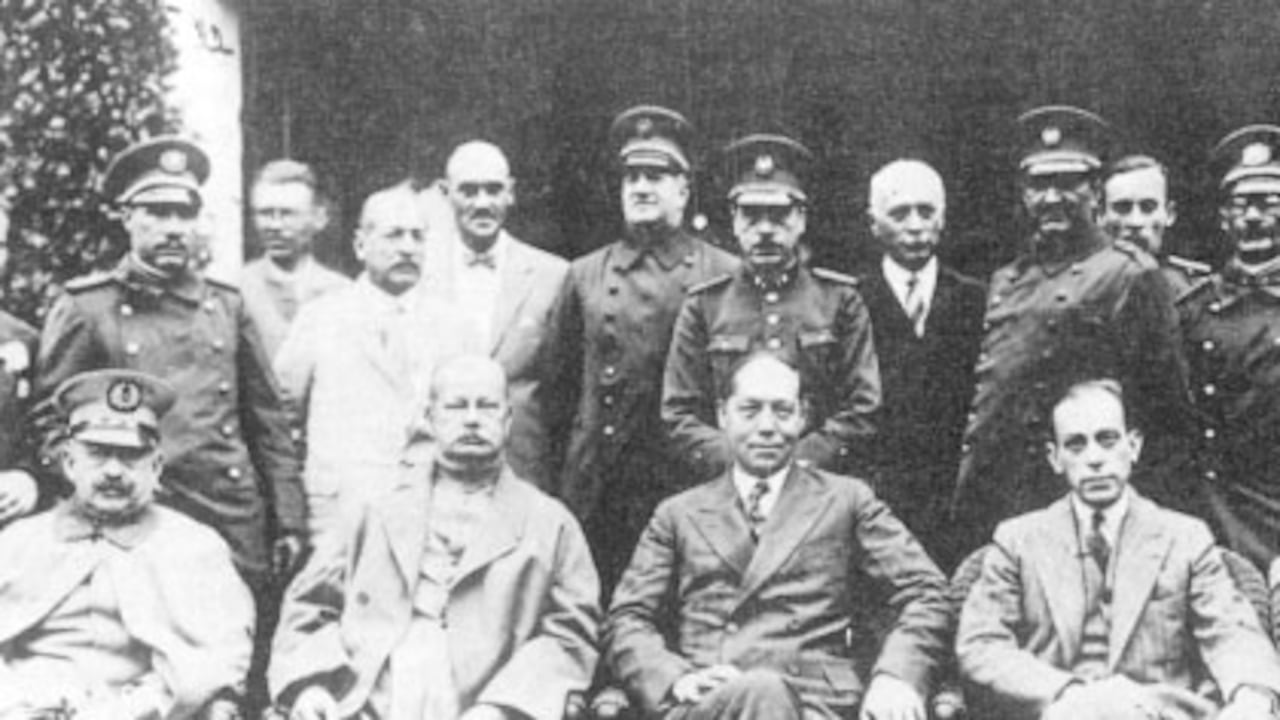 El Estado Mayor colombiano posó para esta foto con el presidente Enrique Olaya Herrera el general Alfredo Vásquez Cobo, comandante de la expedición que recuperó a Leticia y el ministro de Guerra Carlos Uribe Gaviria.