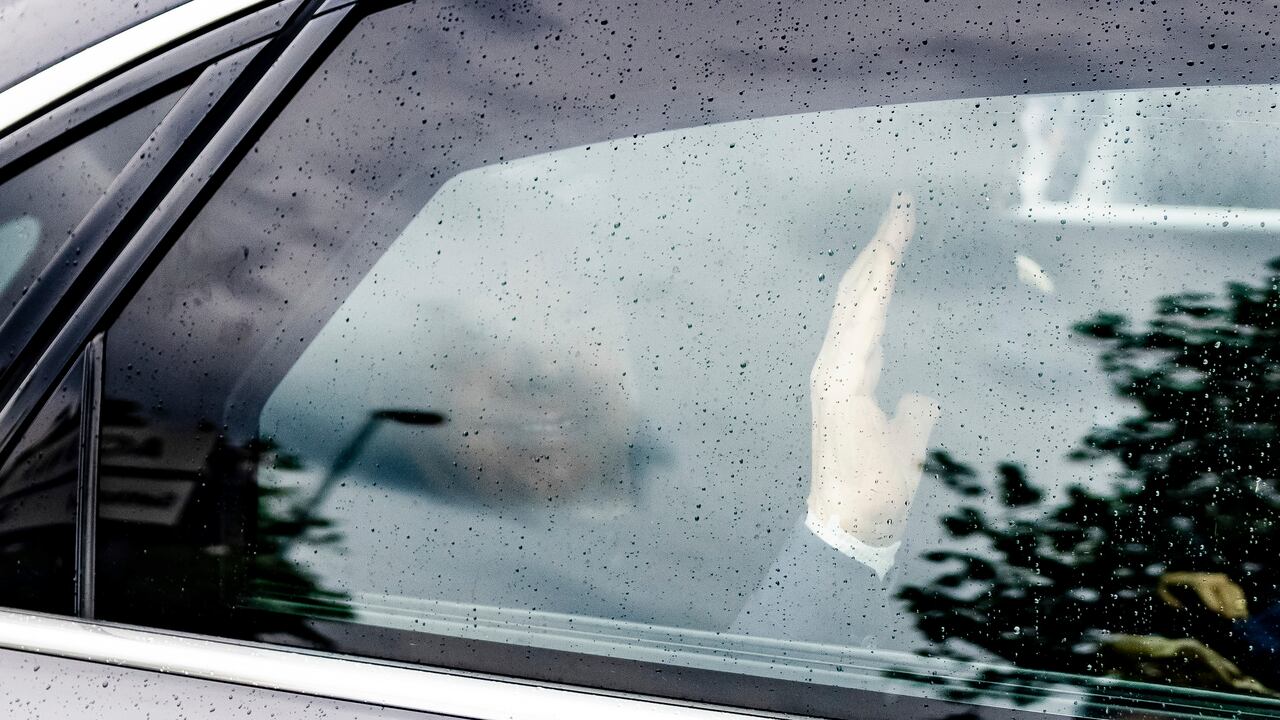 Silvio Berlusconi saluda a los reporteros desde su vehículo tras ser dado de alta del hospital San Raffaele, en Milán, Italia, el viernes 19 de mayo de 2023.