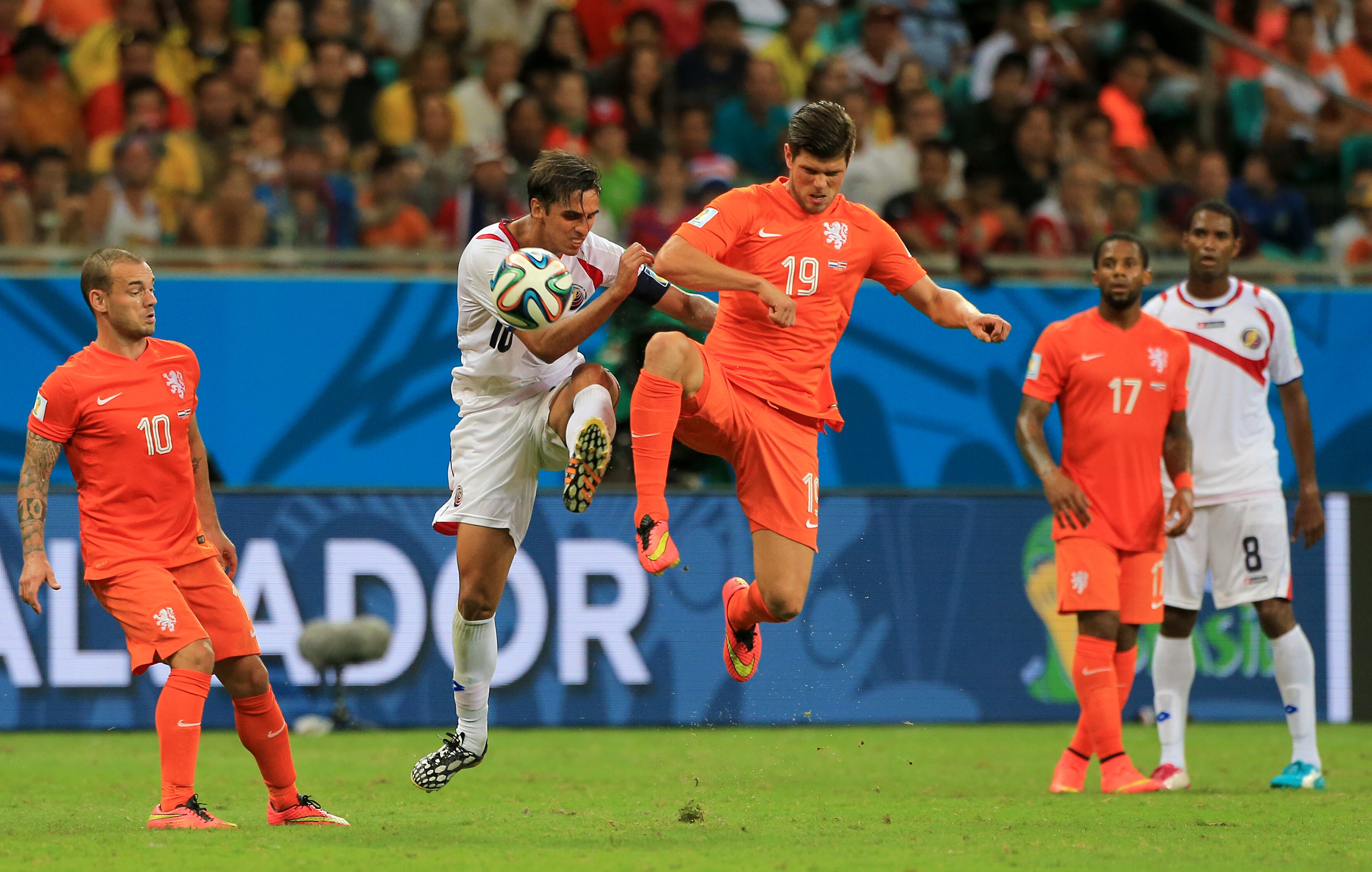 Bryan Ruíz disputando un balón con Huntelaar.