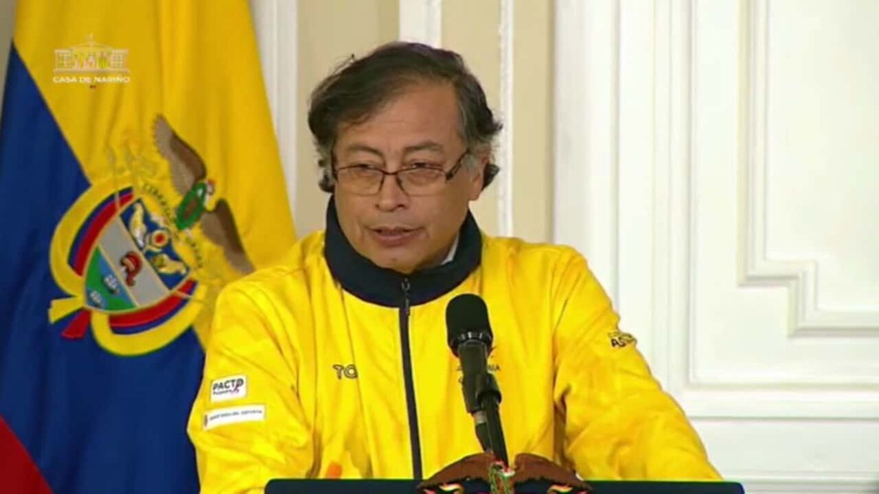 El presidente de la República, Gustavo Petro Urrego, durante la ceremonia de entrega de la bandera nacional, a la delegación colombiana que participó en los Juegos Suramericanos Asunción 2022