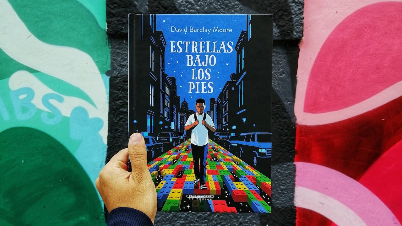 Portada de "Estrellas bajo los pies" de David Barclay Moore. Cortesía de Panamericana Editorial