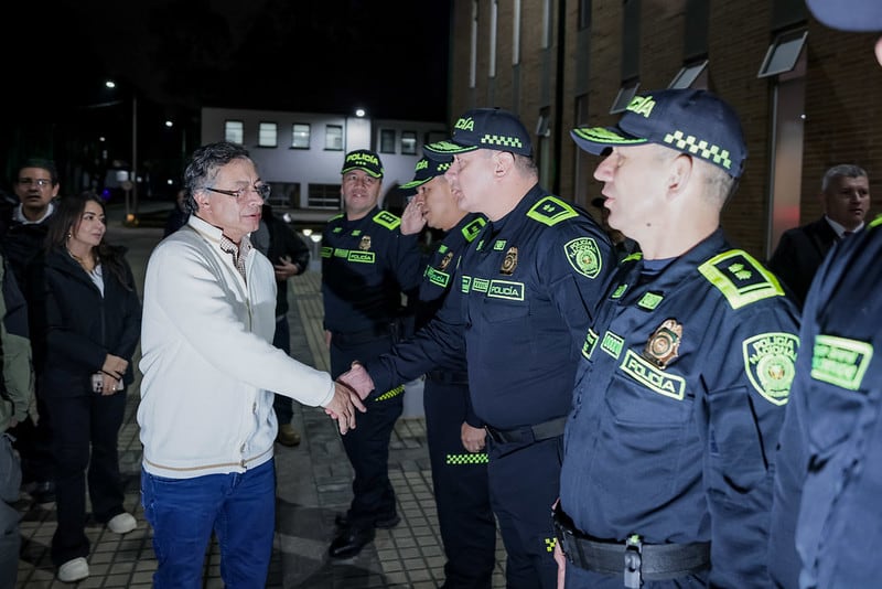 Gustavo Petro e integrantes de la Fuerza Pública