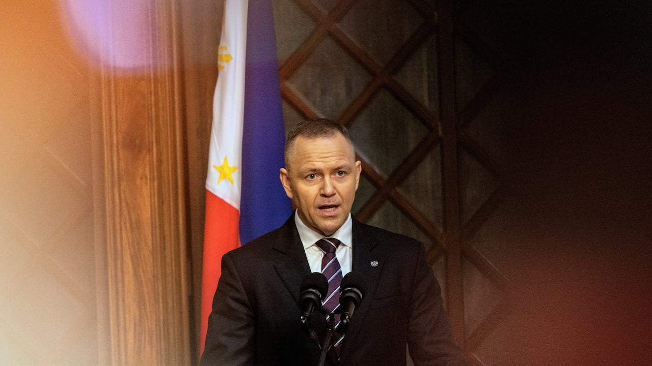 El presidente polaco Karol Nawrocki habla en el Palacio de Malacañang en Manila, Filipinas.