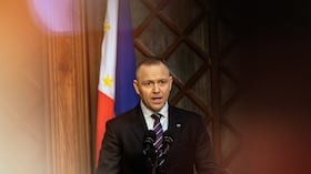 El presidente polaco Karol Nawrocki habla en el Palacio de Malacañang en Manila, Filipinas.