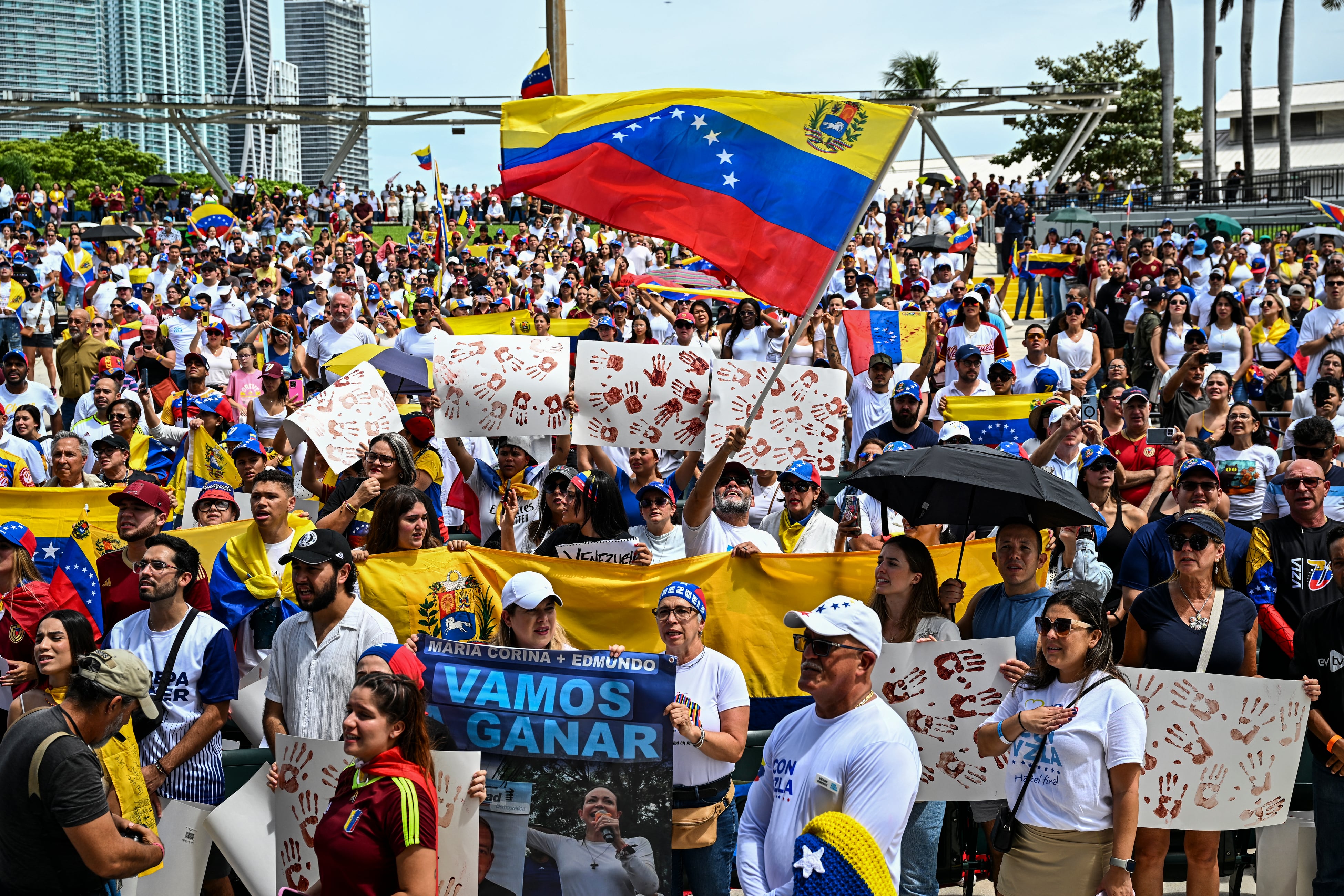 Los manifestantes protestan contra el proceso electoral de Venezuela y el presidente Nicolás Maduro en Miami, Florida, el 3 de agosto de 2024. El líder venezolano Nicolás Maduro fue declarado ganador de las elecciones del 29 de julio por la autoridad electoral del CNE del país el 2 de agosto de 2024. Según el CNE, Maduro ganó con el 52 por ciento de los votos y el candidato opositor Edmundo González Urrutia obtuvo el 43 por ciento. (Foto de CHANDAN KHANNA / AFP)