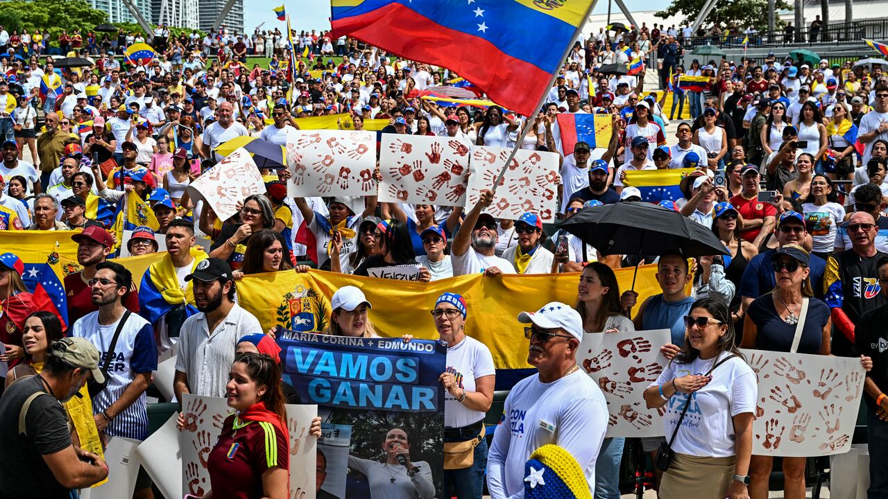 Los manifestantes protestan contra el proceso electoral de Venezuela y el presidente Nicolás Maduro en Miami, Florida, el 3 de agosto de 2024. El líder venezolano Nicolás Maduro fue declarado ganador de las elecciones del 29 de julio por la autoridad electoral del CNE del país el 2 de agosto de 2024. Según el CNE, Maduro ganó con el 52 por ciento de los votos y el candidato opositor Edmundo González Urrutia obtuvo el 43 por ciento. (Foto de CHANDAN KHANNA / AFP)