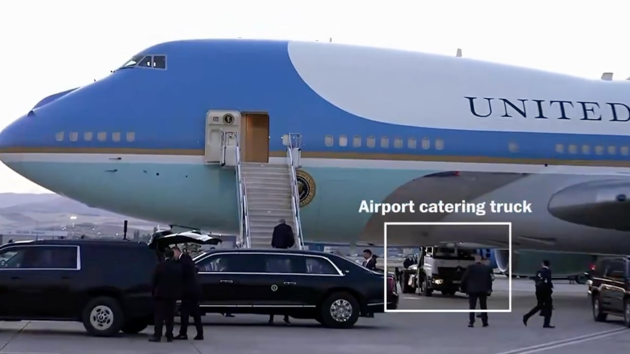 Según informes, el presidente Trump abordó el Air Force One en Turquía, mientras un agente del Servicio Secreto con traje saltó a un camión de catering