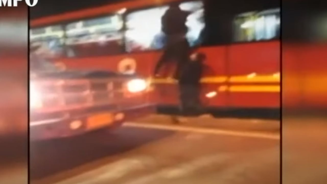 Usuario son víctimas de robo en el Transmilenio por modalidad 'esclera humana'
Foto: captura de pantalla You Tube @ElTiempo