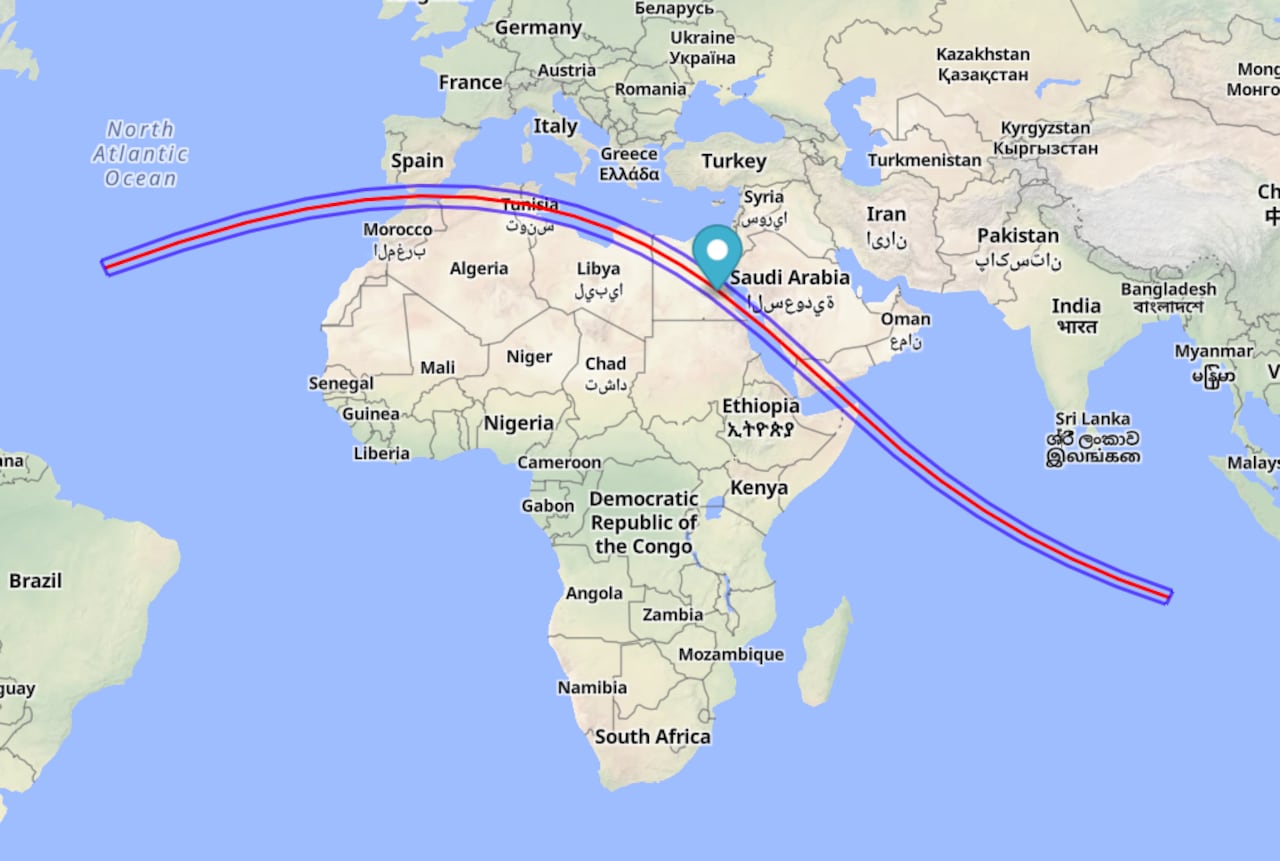 Los límites norte y sur de la franja de oscuridad están marcados en azul.