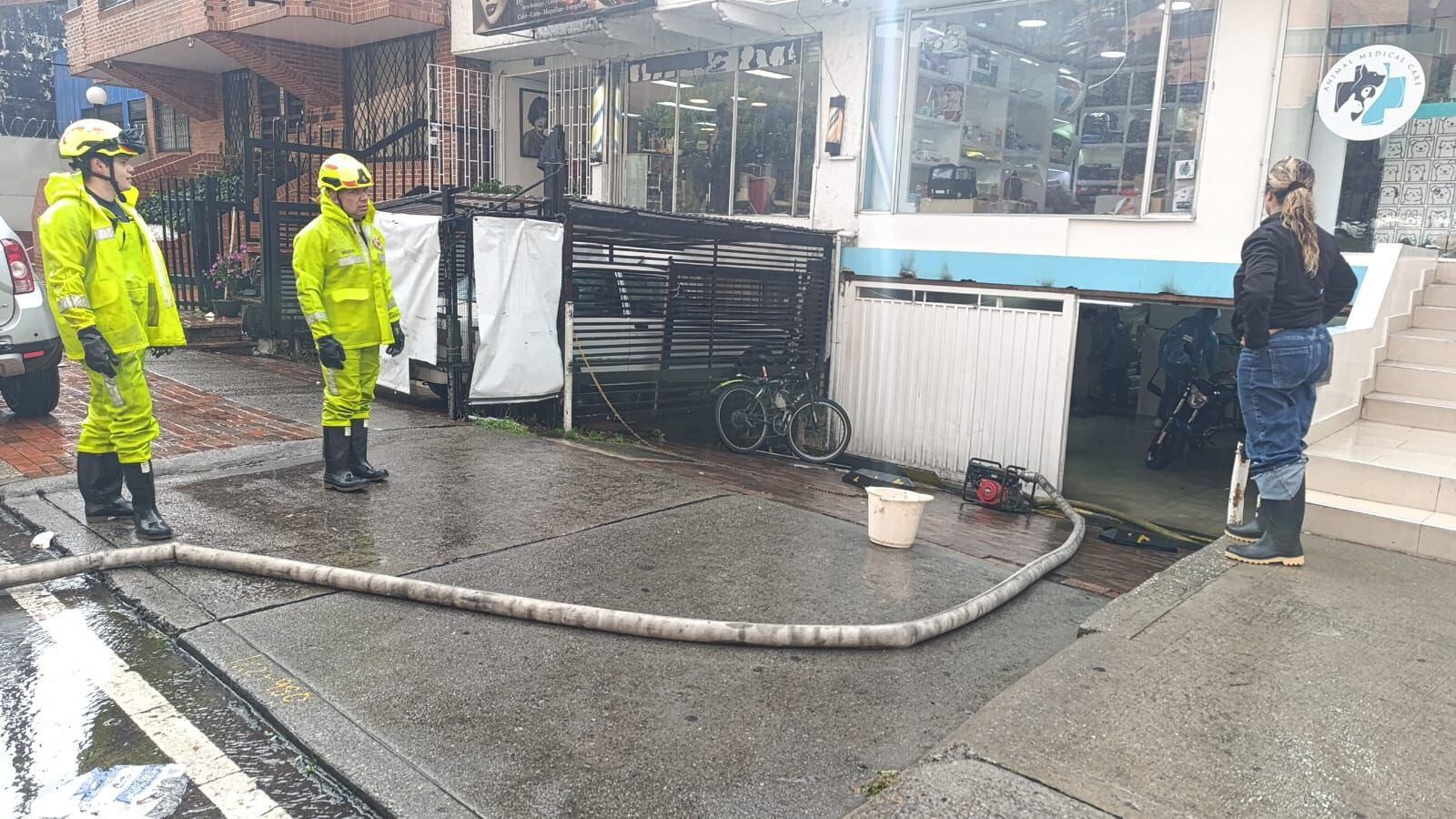 Bomberos trabajan para bajar el nivel de agua que presentan algunas vías de la capital.