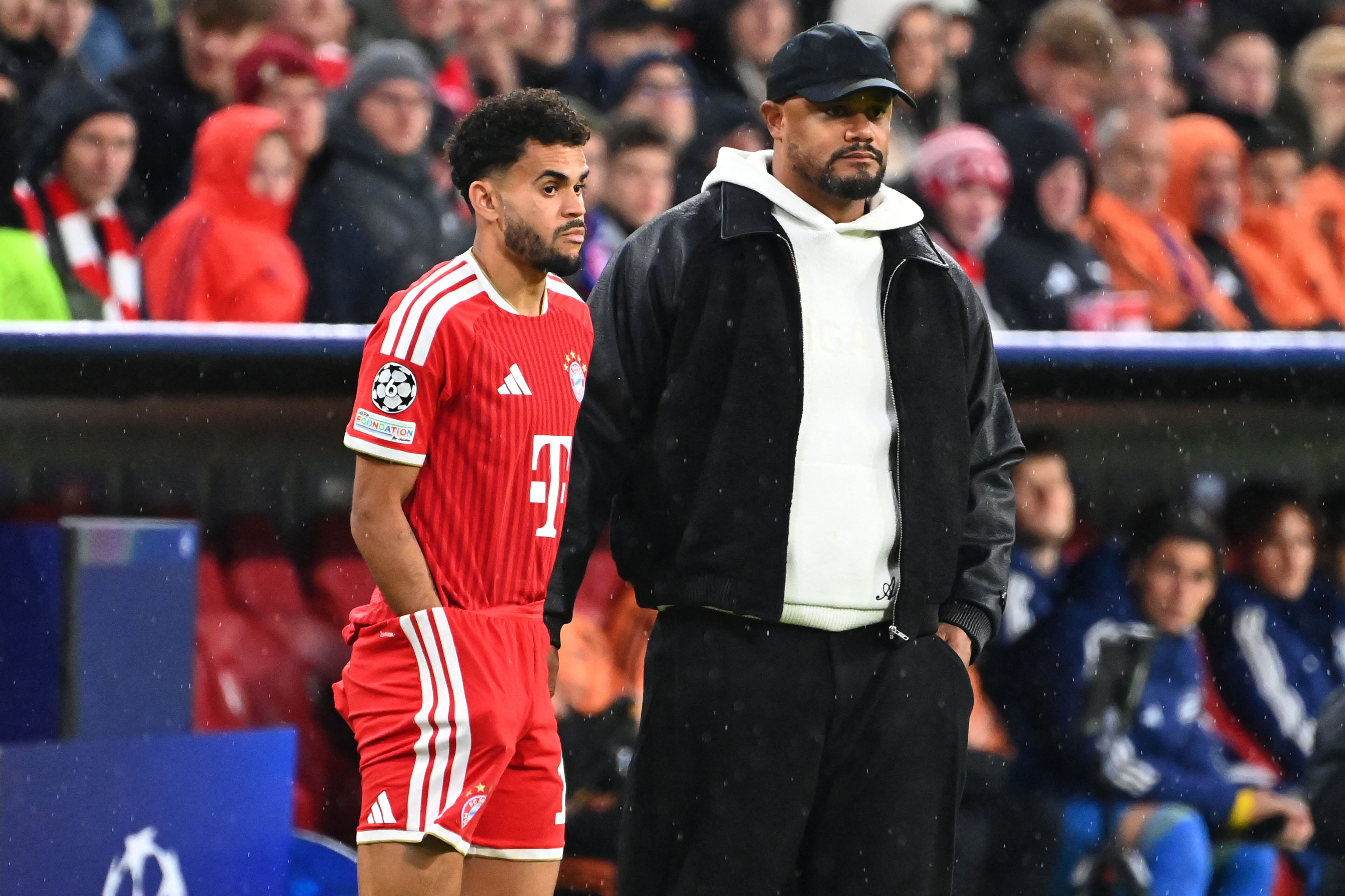 Luis Díaz y Vincent Kompany en medio del partido contra Arsenal en Champions League