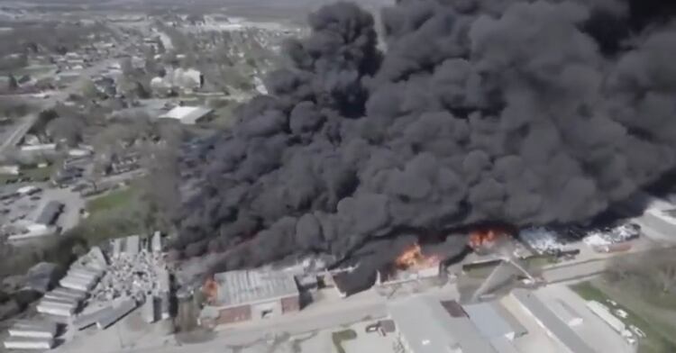 El jefe de bomberos de Richmond, Tim Brown, señaló que en el momento en el que llegaron al lugar, los miembros de ese organismo de socorro, encontraron un semirremolque envuelto en llamas detrás de uno de los edificios de la planta.