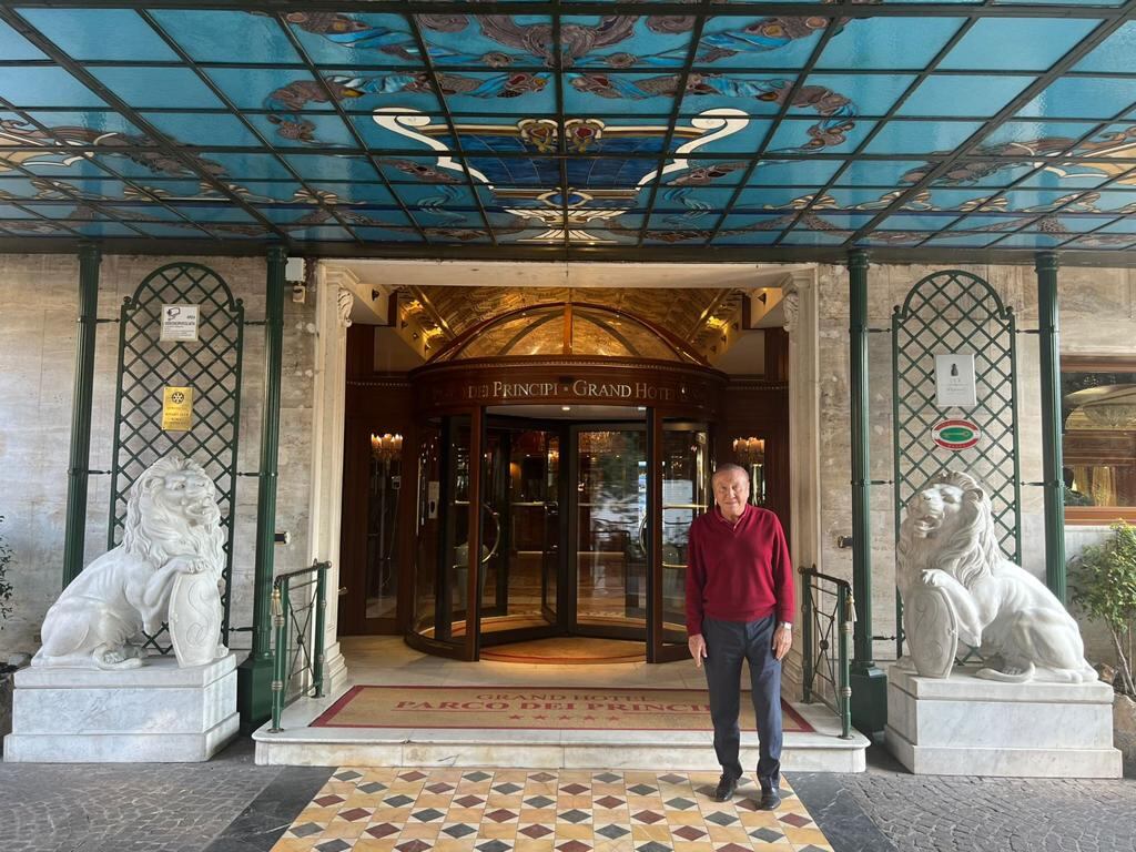 Rodolfo Hernández en Roma, horas antes del encuentro con el Papa Francisco