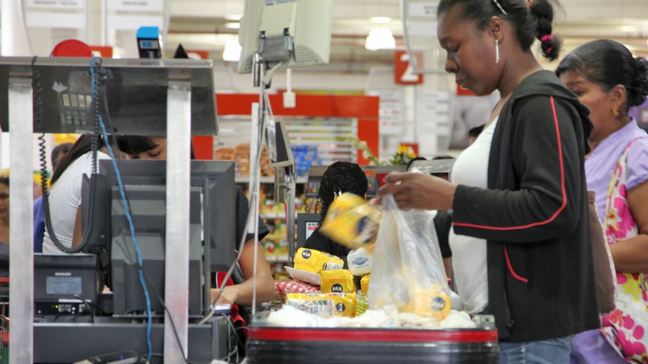 Nueva devaluación del bolívar en Venezuela genera más devaluación e hiperinflación.