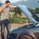 Cuando un carro se queda varado en medio de la carretera, empujarlo puede ser la forma más rápida de moverlo y liberar el flujo de tráfico.