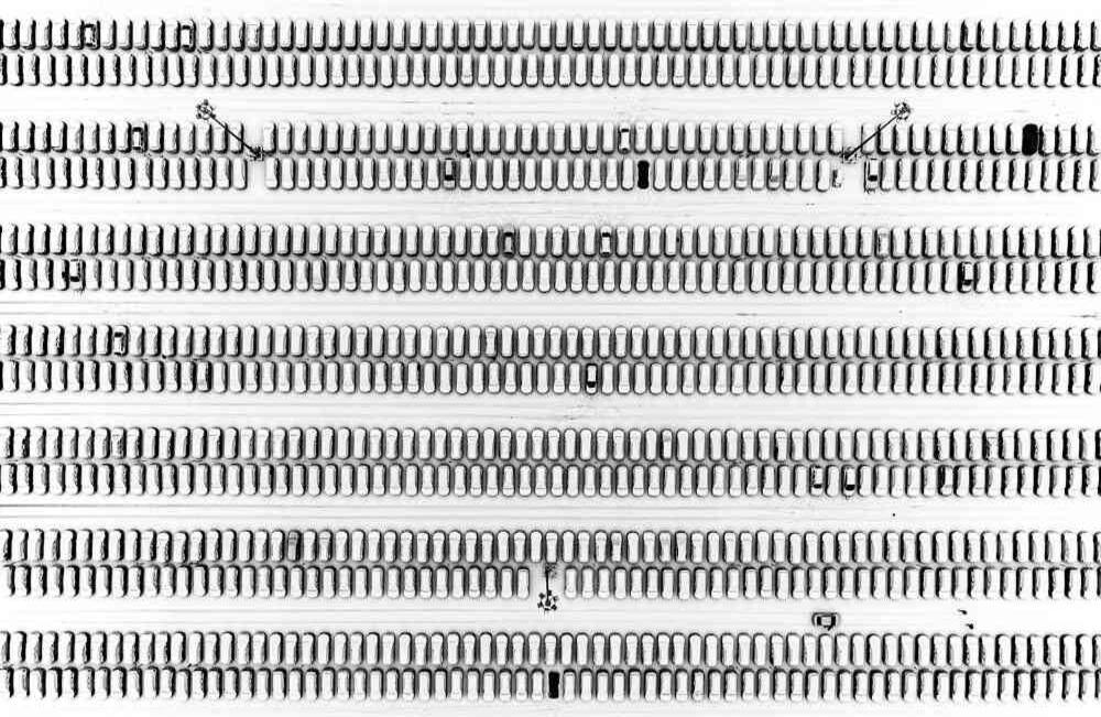 Las filas de autos estacionados están cubiertas por la primera nevada en un centro comercial en Moscú, Rusia, el miércoles 28 de noviembre de 2018. (AP Photo / Dmitry Serebryakov)