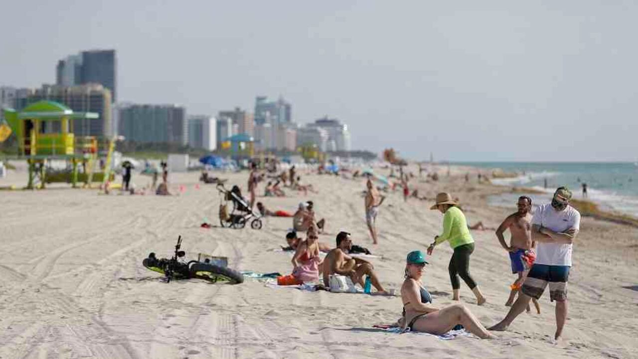 1. Las playas de Miami, que reabrieron con restricciones a principios de junio tras 12 semanas de cierre por la pandemia de coronavirus, son el destino internacional preferido de los colombianos para volver a viajar cuando se reactiven los vuelos.