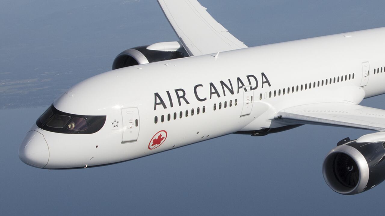 Air Canadá en el centro de la polémica por denuncia de una pasajera, que afirma que al llegar a su puesto en un vuelo Las Vegas - Montreal, su puesto estaba lleno de vómito y no recibió la ayuda esperada por las azafatas.