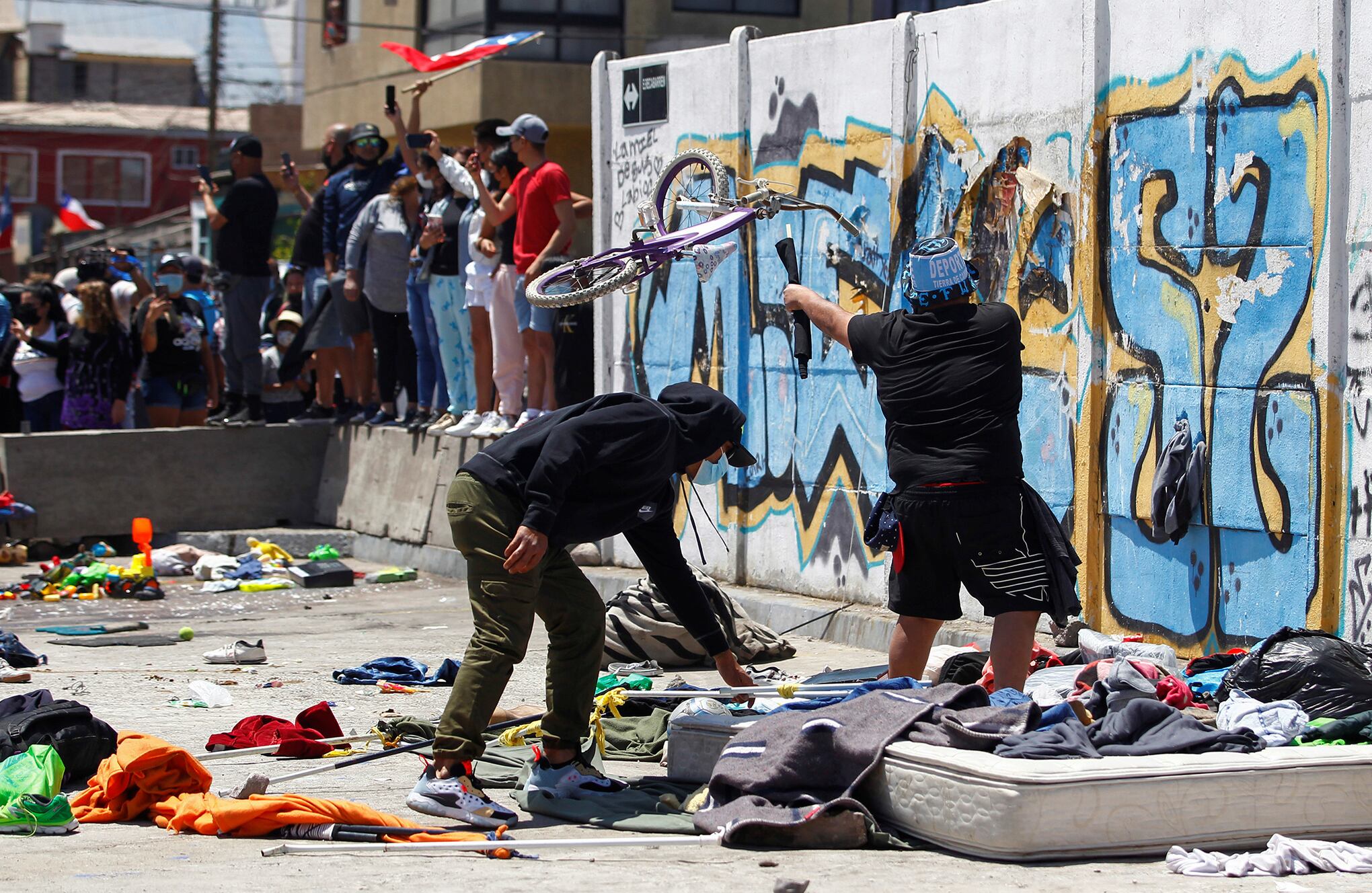 En Imágenes. Enfrentamiento entre antiinmigración y migrantes venezolanos en Chile