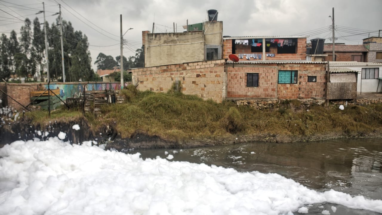 Espuma por la contaminación en el barrio los Puentes Mosquera Cundinamarca