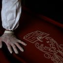 Un trabajador funerario ayuda a retirar el féretro con los restos mortales de José Bernardino Ferreira, de 77 años y que falleció en su casa por complicaciones relacionadas con la covid-19, en Manaos, en el estado brasileño de Amazonas. (AP Foto/Edmar Barros)