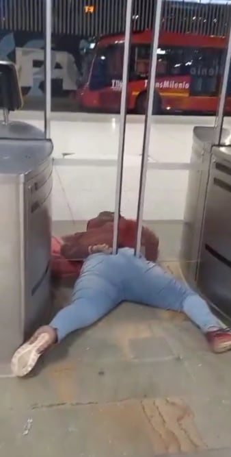 Los colados siguen afectando a TransMilenio. Con puertas anticolados pretenden disminuir este fenómeno.