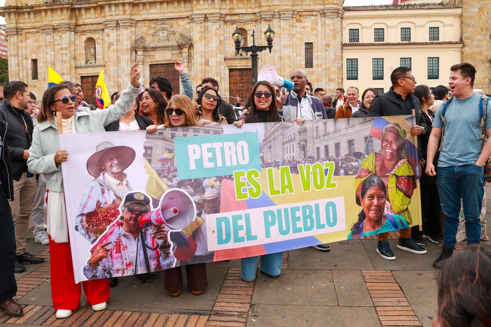 Concentración en la Plaza de Bolívar en apoyo a Gustavo Petro en su visita a la Casa Blanca.