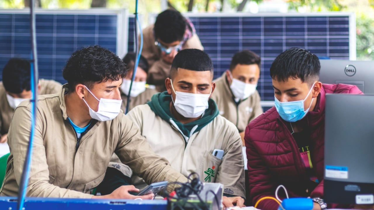 En total, 230.000 aprendices se formaron en industria 4.0 gracias a estrategias desarrolladas en alianza con Amazon Web Services Educate, Microsoft y Mnemo, entre otras.