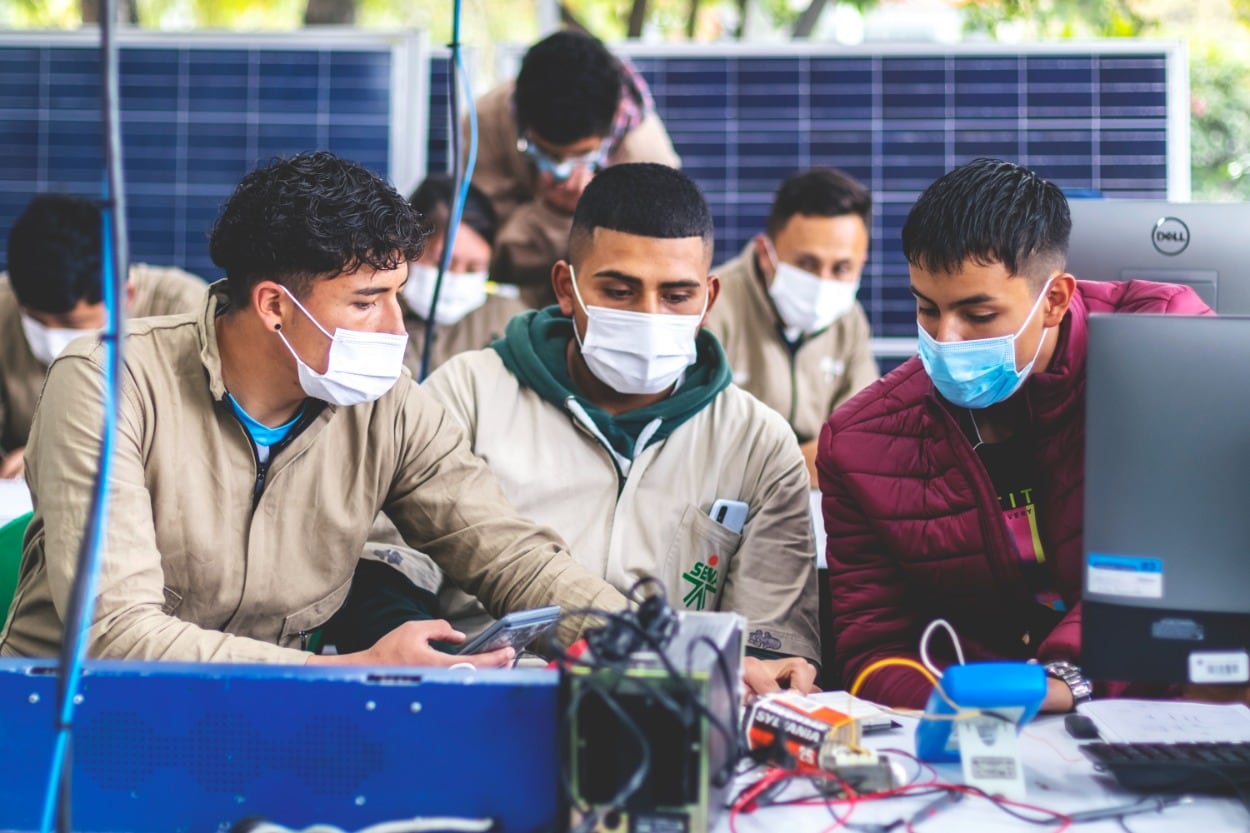 En total, 230.000 aprendices se formaron en industria 4.0 gracias a estrategias desarrolladas en alianza con Amazon Web Services Educate, Microsoft y Mnemo, entre otras.