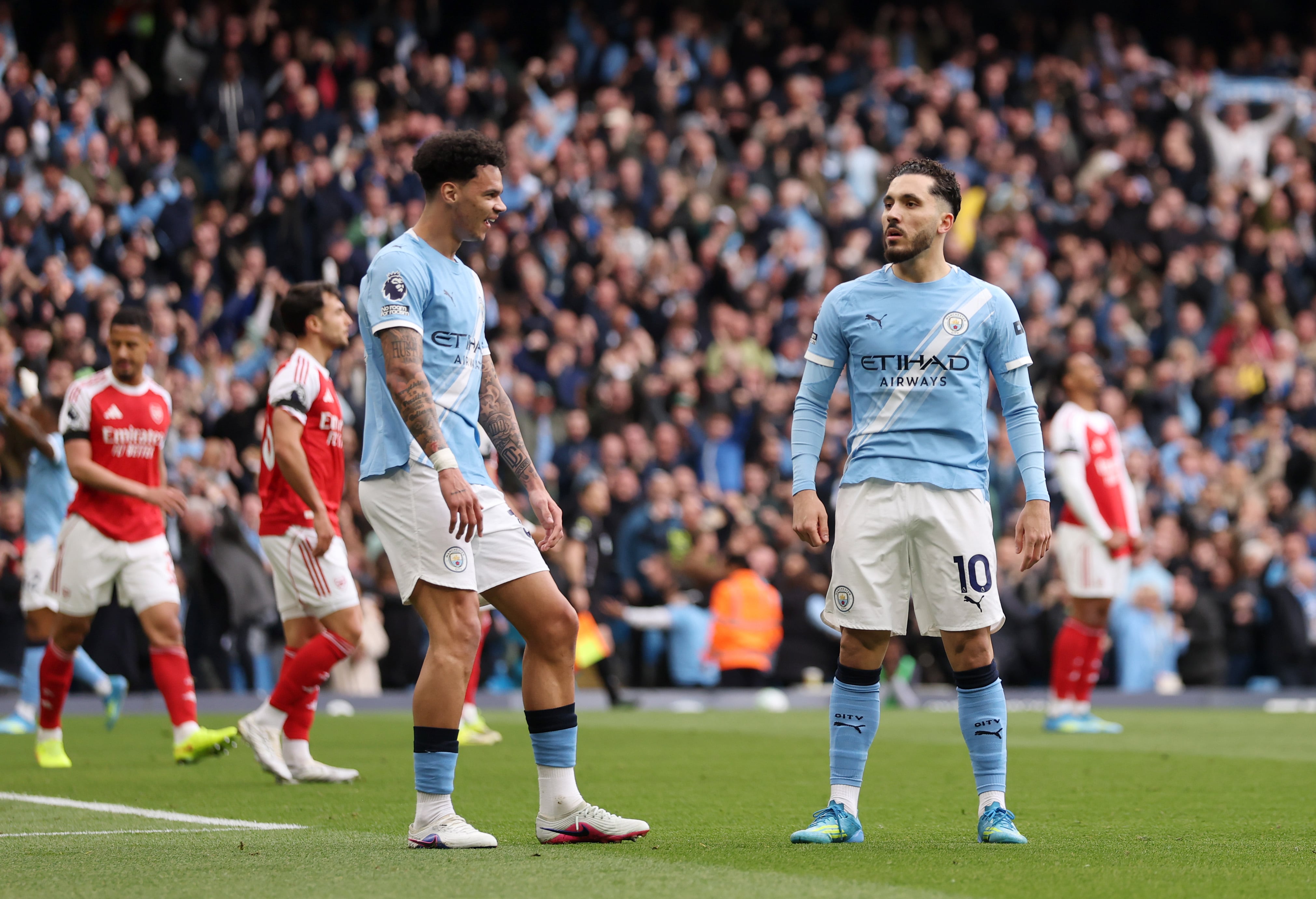 Rayan Cherki, del Manchester City, celebra el primer gol de su equipo junto a su compañero Nico O'Reilly durante el partido de la Premier League entre el Manchester City y el Arsenal en el Etihad Stadium el 19 de abril de 2026 en Manchester, Inglaterra.