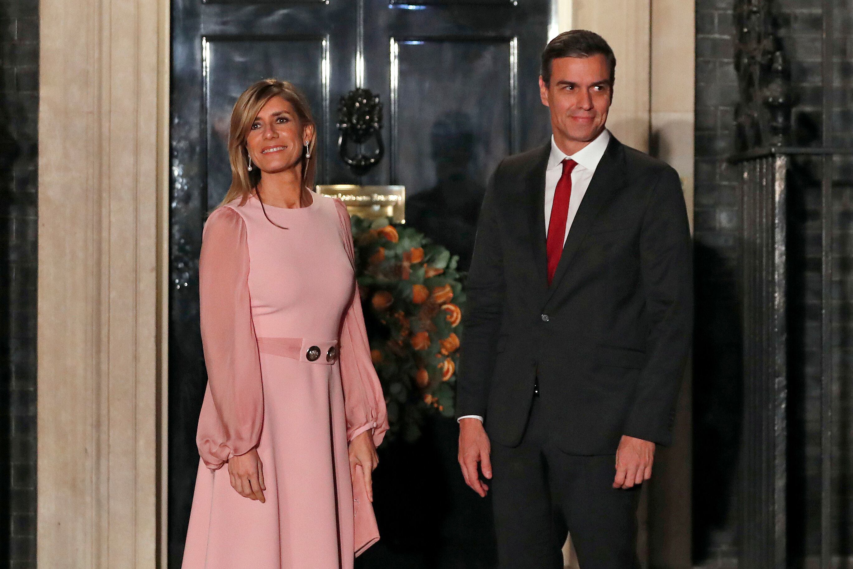 ARCHIVO - El presidente del gobierno español, Pedro Sánchez, y su esposa Begoña Gómez llegan al número 10 de Downing Street en Londres, el 3 de diciembre de 2019. (AP Foto/Alastair Grant, Archivo)