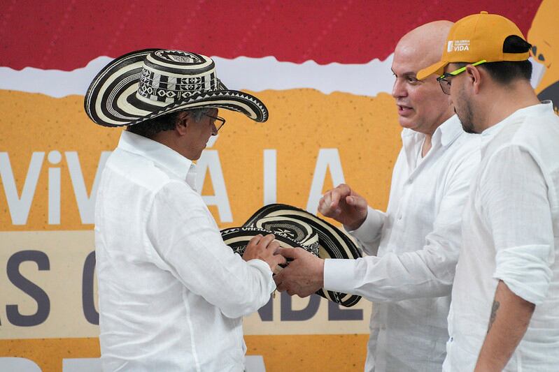 Intercambio de sombreros vueltiaos entre el presidente Gustavo Petro y el ex paramilitar Salvatore Mancuso en Montería Córdoba
