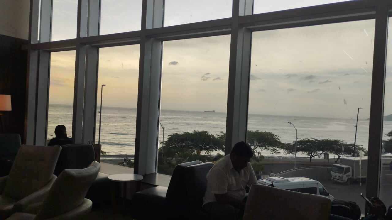 Se instalaron películas nanocerámicas en más de 390 m2 de ventanales del
aeropuerto que reducen hasta en un 65 % el calor generado por el sol.