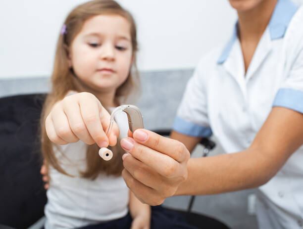 Si el paciente usa implante coclear, tener en cuenta que si es bebé debe usar el procesador al menos 10 horas del día y 12 horas si está en etapa escolar.