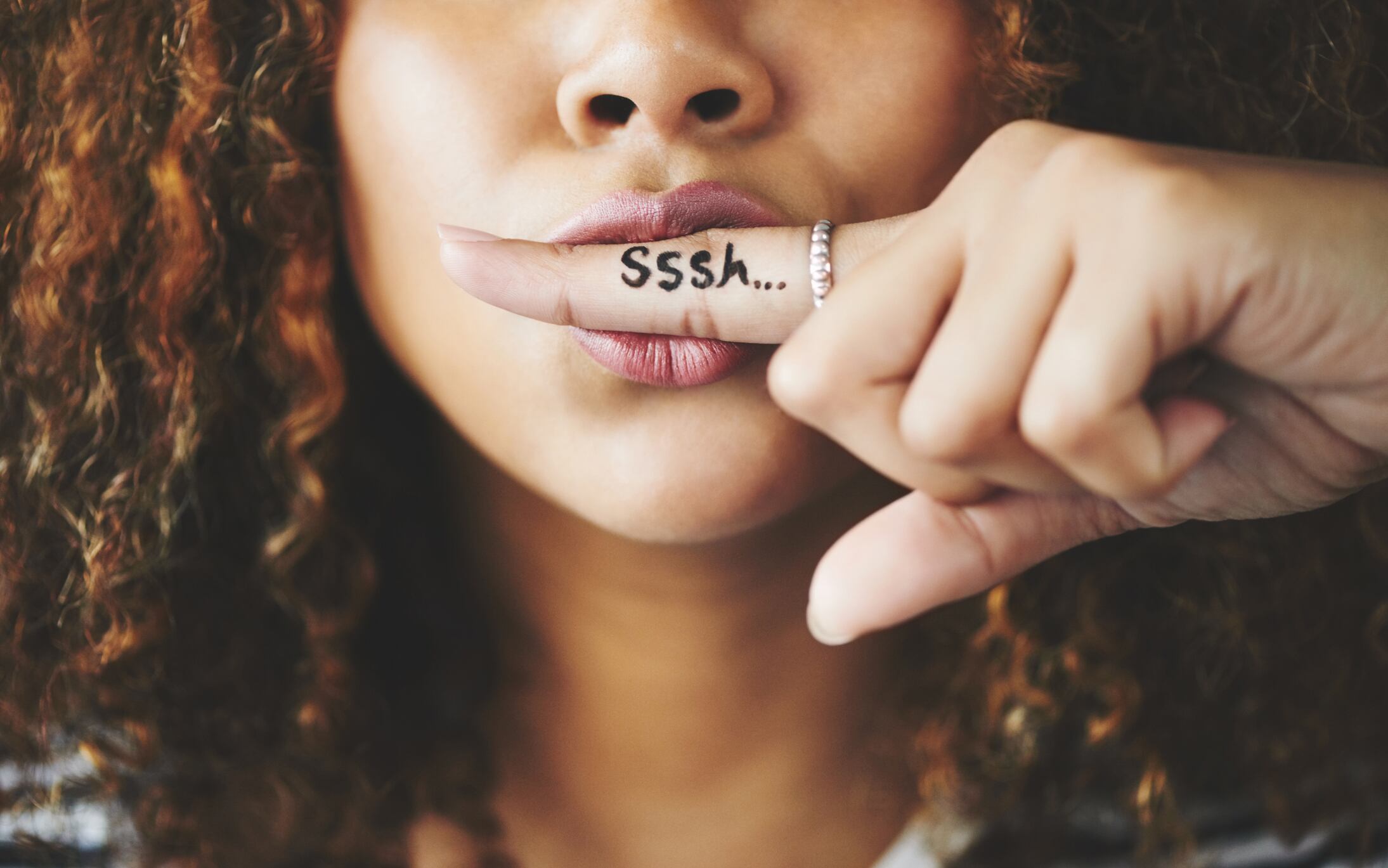 Los significados de llevar esta joya en este dedo.