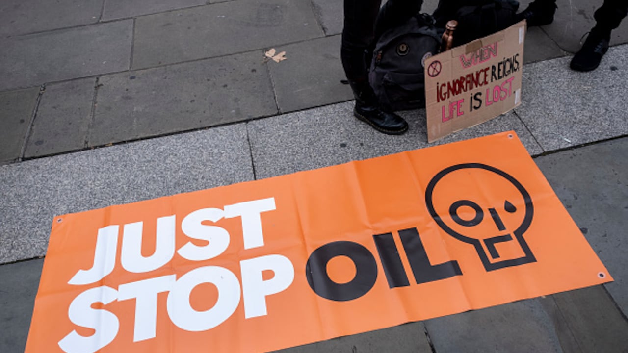 La Policía arrestó al grupo de manifestantes de ‘Just Stop Oil’ que arrojaron pastel a la cara de una figura de cera del rey Carlos III, en Londres.