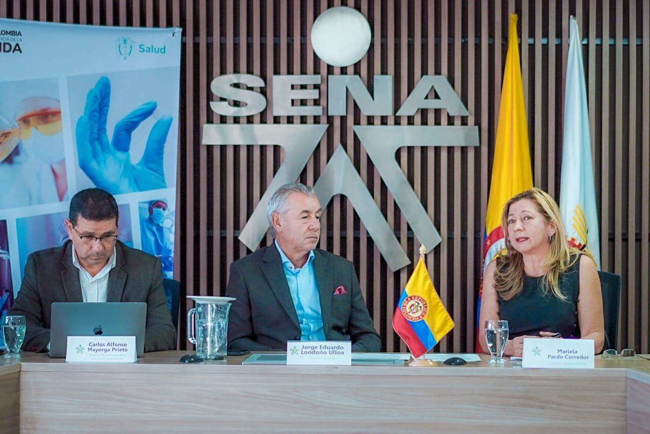 Carlos Alfonso Mayorga, congresista; Jorge Eduardo Londoño, director del Sena, y Mariela Pardo, directora del Invima