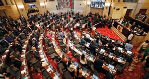 El congresista que más condecoraciones ha hecho es el senador Iván Name, casi todas ellas atribuidas a su función como presidente del Senado. Los costos de esos galardones los asume cada equipo legislativo.