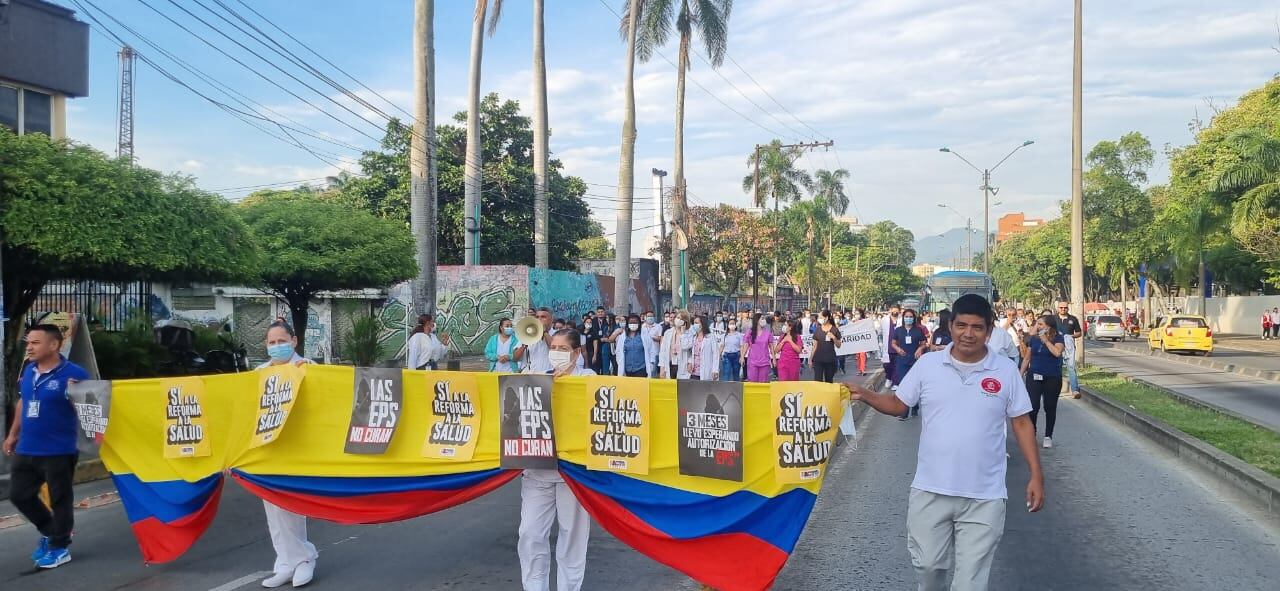 Empleados del HUV salieron a la calle quinta de Cali a protestar.