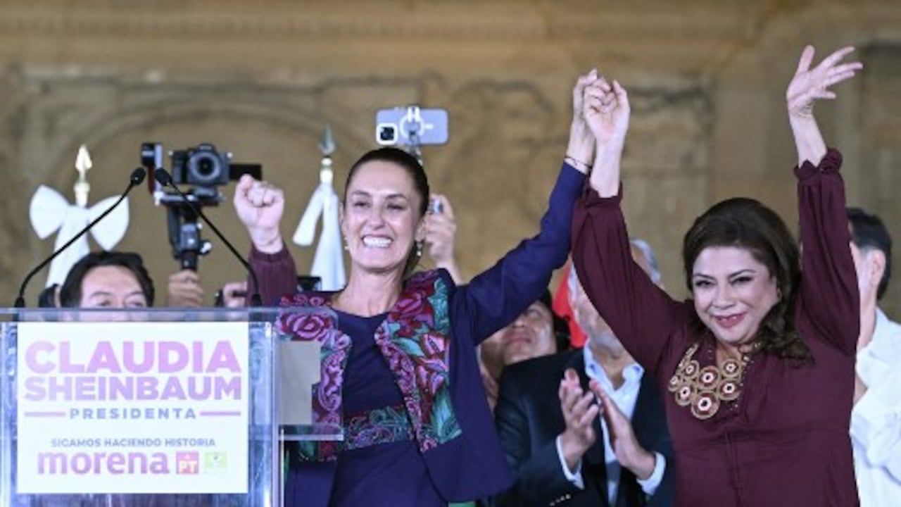 Claudia Sheinbaum, nueva presidenta de México y Clara Brugada, alcaldesa de la capital del país. (Photo by Alfredo ESTRELLA / AFP)