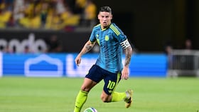 James Rodríguez, de Colombia, controla el balón durante el partido amistoso internacional entre Colombia y Croacia en el Camping World Stadium el 26 de marzo de 2026 en Orlando, Florida.