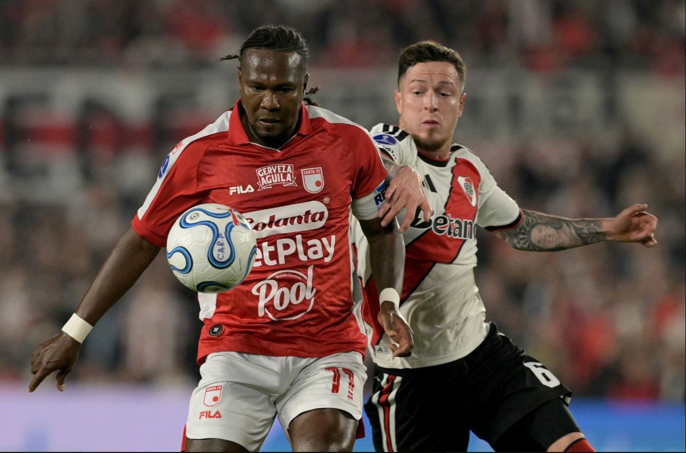 Hugo Rodallega no tuvo muchas opciones por la celosa marca que ejercieron los defensas de River.