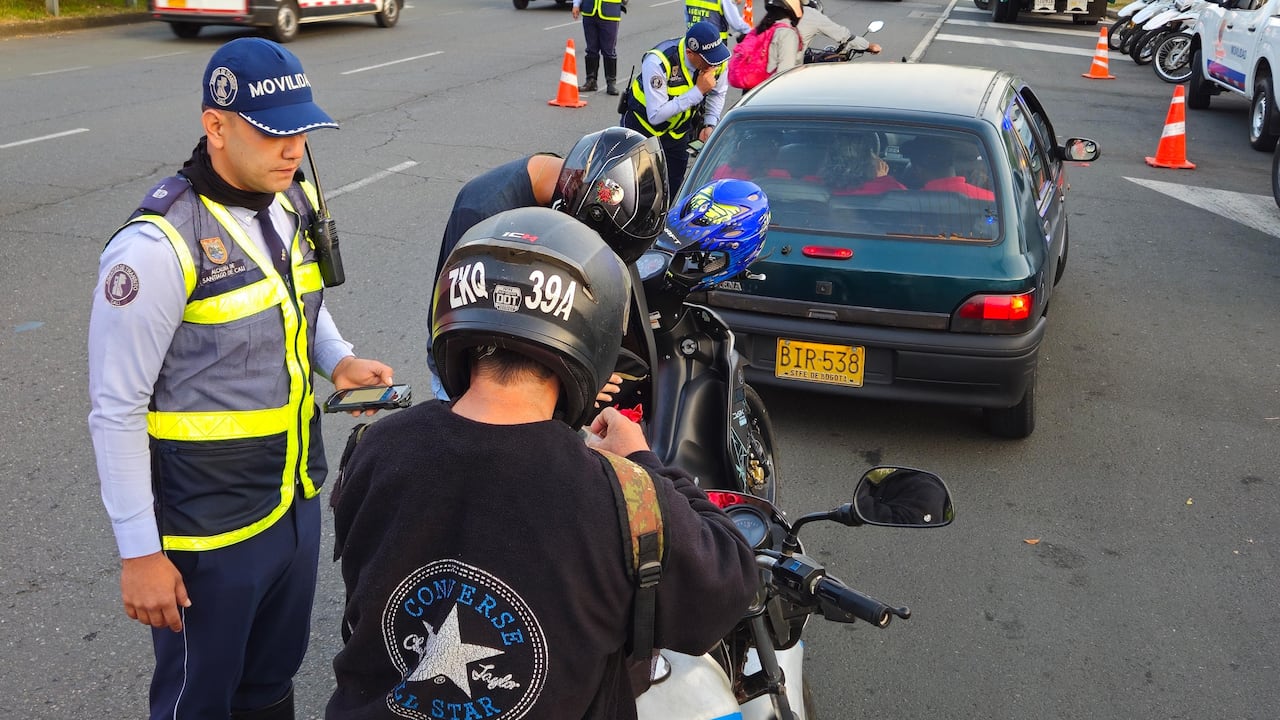 Operativos de control para verificar el cumplimiento del nuevo pico y placa en Cali.