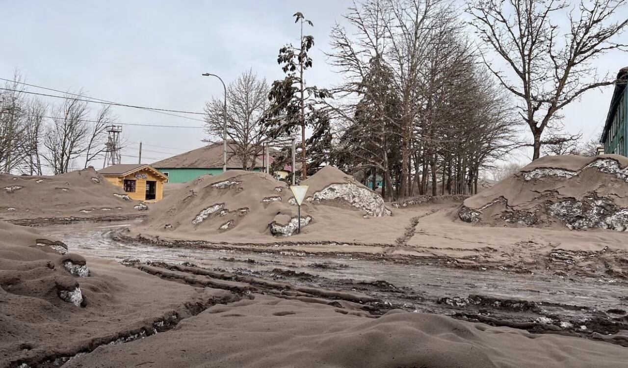 La nieve quedó totalmente cubierta por cuenta de las cenizas que salieron tras la erupción del volcán Shiveluch