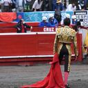 'Despistado', toro de Las Ventas del Espíritu Santo, regresa vivo a los corrales ante la mirada de Emilio de Justo, el torero que lo inultó. Manizales, 6 de enero de 2022.