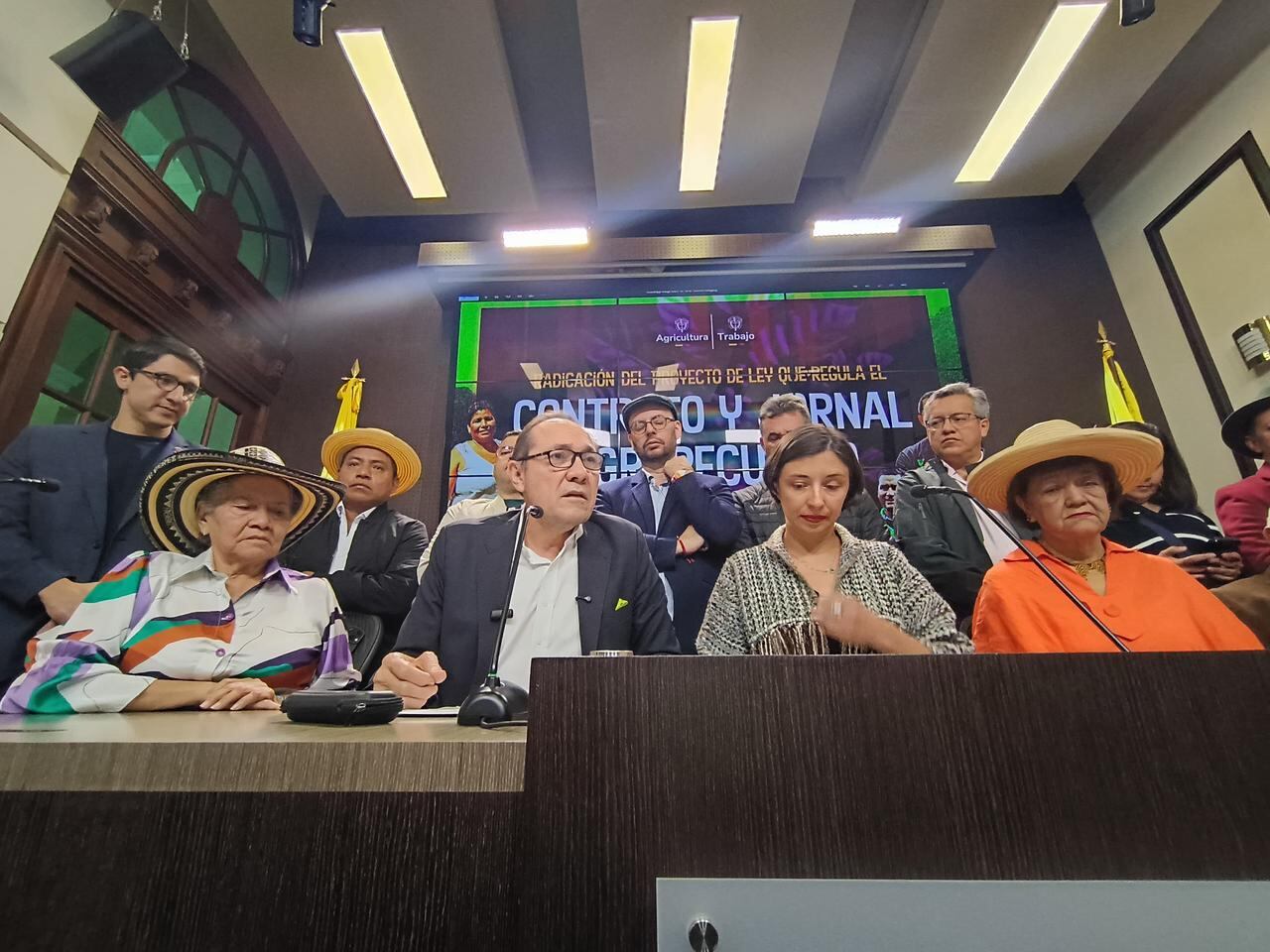 Los ministros de Agricultura, Martha Carvajalino, y de Trabajo, Antonio Sanguino, radicaron el proyecto de ley para reglamentar el contrato agropecuario.